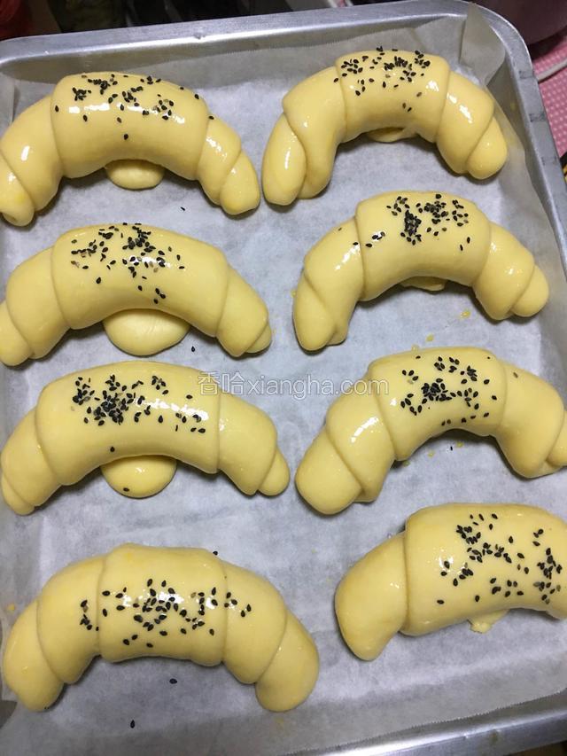 发硣好了取出刷蛋液撒芝麻
