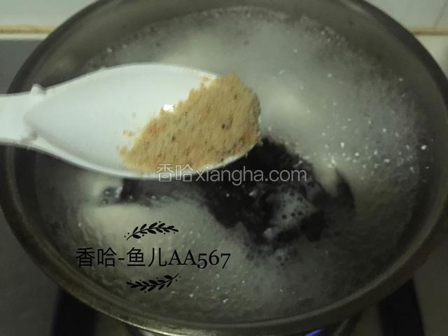 放入虾皮粉和盐调味。