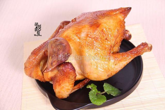 热气腾腾地，闻着就有一股诱人的香气，惹得我拍照都禁不住的猛咽口水。