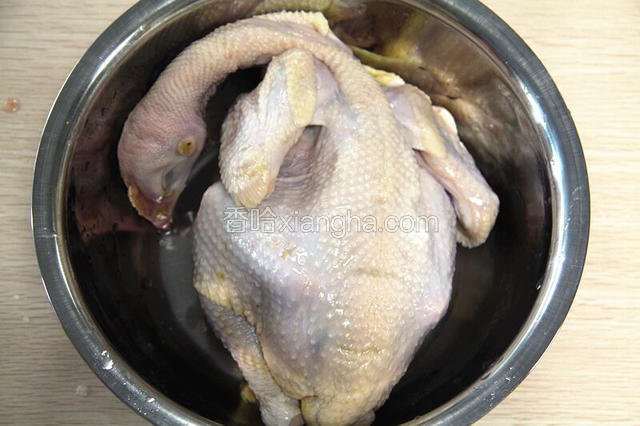 先把鸡洗净后开始进行腌制哟