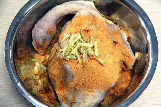 然后加入切好的生姜丝跟蒜，喜欢香葱味道的也可以加的哦！