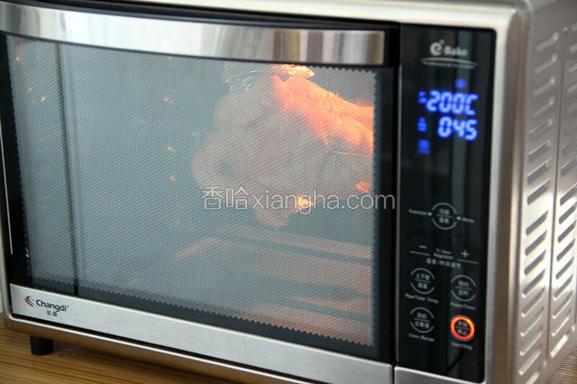 腌制好的鸡取出插入烤箱配有的烤架转叉中固定好，放入烤箱，开上烤带转叉功能，150度慢慢烤50分钟左右，鸡翅尖必须要用锡纸包起来，不然就烤焦了