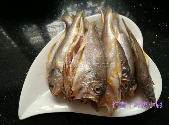 小黄鱼去内脏洗净。