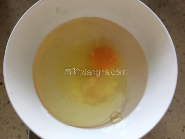 将所有湿性材料放进一个碗里，搅拌均匀。