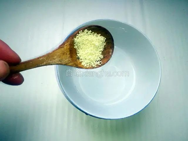 开始配制糖醋汁，适量水加鸡精。