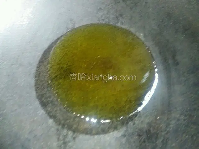 热锅放入适量凉油