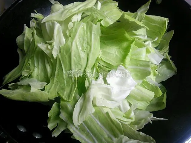 放入包菜煸炒。