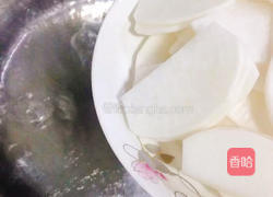 萝卜肉片汤的做法图解1