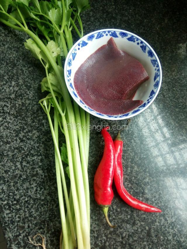 准备好猪肝，芹菜，辣椒，泡椒