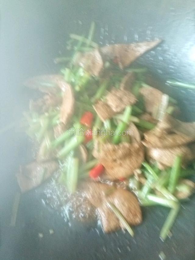 加入芹菜翻炒，放盐，味精，翻炒