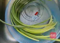 炫彩腊肉炒蒜薹的做法图解1