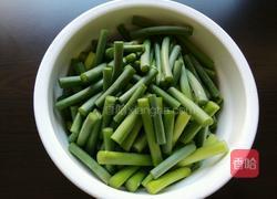 炫彩腊肉炒蒜薹的做法图解2