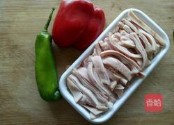 青红椒炒猪耳朵的做法图解1