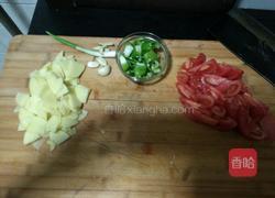 土豆烧白菜的做法图解1