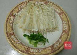 金针菇瘦肉豆腐汤的做法图解3