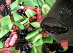 青椒木耳炒腊肠的做法图解5