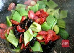 青椒木耳炒腊肠的做法图解6