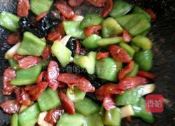 青椒木耳炒腊肠的做法图解8
