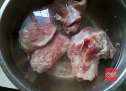 白萝卜炖大骨头的做法图解2