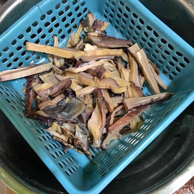 墨鱼提前一天泡发后切成小条