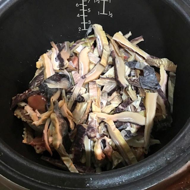 切好的墨鱼一起放入锅中