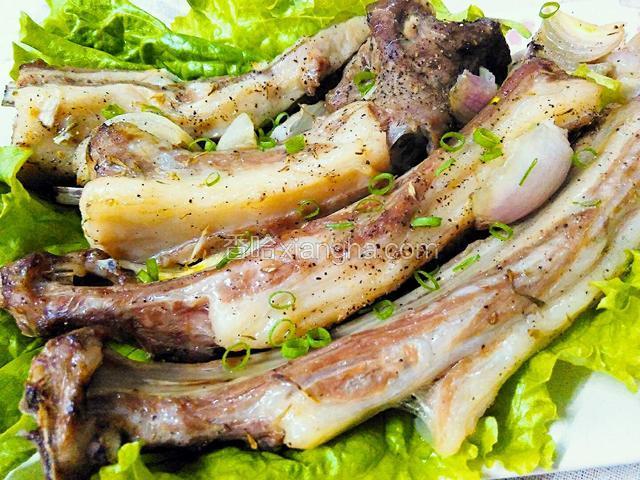 外酥里嫩，肉烂嫩香的烤羊排，口水都流下来了。