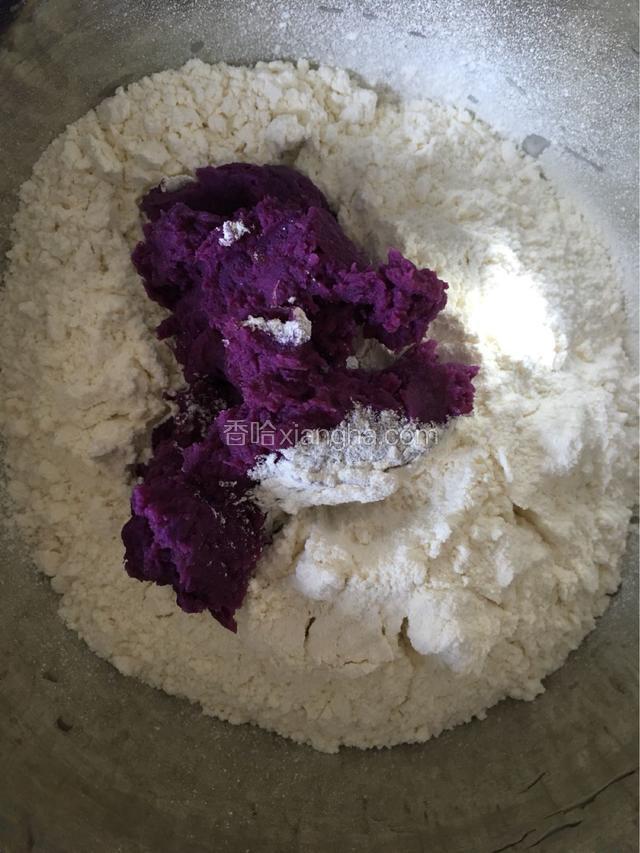 取一不锈钢盆倒入糯米粉，再加入紫薯泥和勻，如果太干可加入少许的牛奶或水。