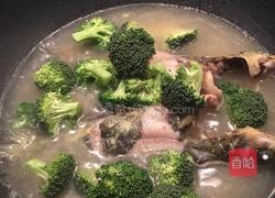 西蓝花黄骨鱼汤的做法图解6