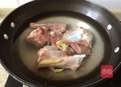 萝卜大骨汤的做法图解1