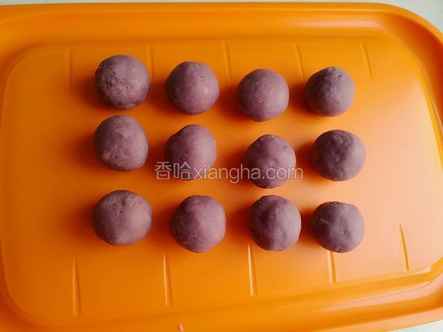 香芋陷30克一份，用手搓圆备用。