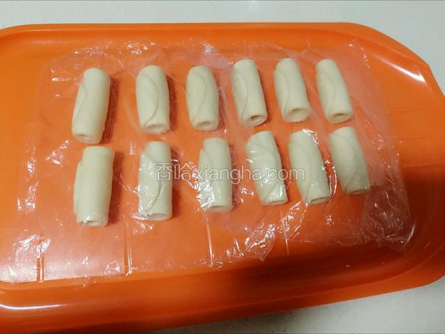 全部卷好后盖保鲜膜松弛10分钟。