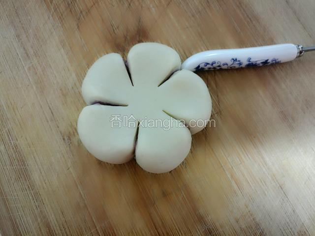 我用勺背在每个切口处往里面推，然后再整理成圆形状，(不用勺背用手捏也可以，但勺背做出来比较有型)。