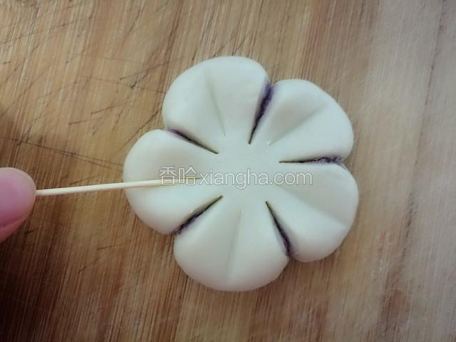 再在每片花瓣上用竹签压一条线，花的形状就出来了。