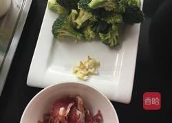 腊肉炒西兰花的做法图解1