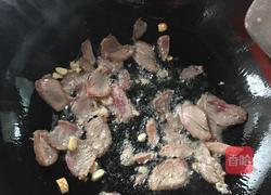 腊肉炒西兰花的做法图解2