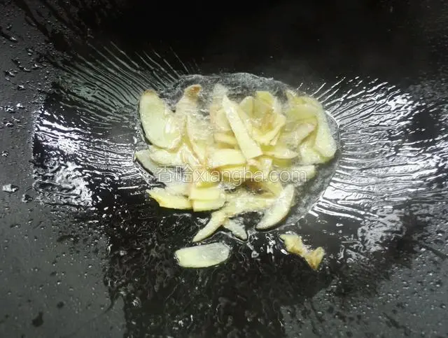 净锅放适量油下入姜片爆香
