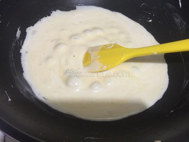 用刮刀边搅拌边煮，直至棉花糖和黄油熔化混合均匀。