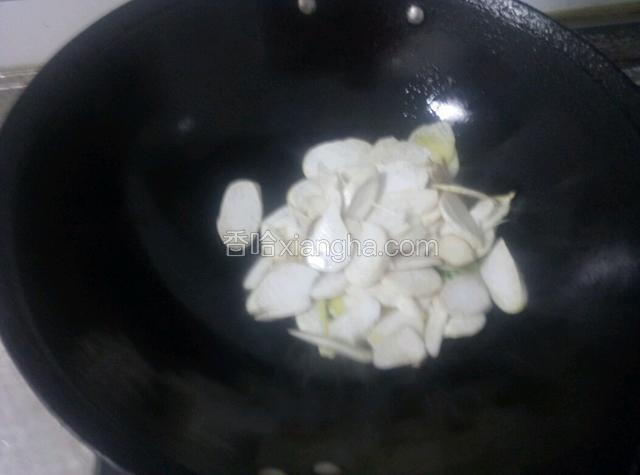 滑入鸡腿菇，裹上食用油，翻炒一分钟。