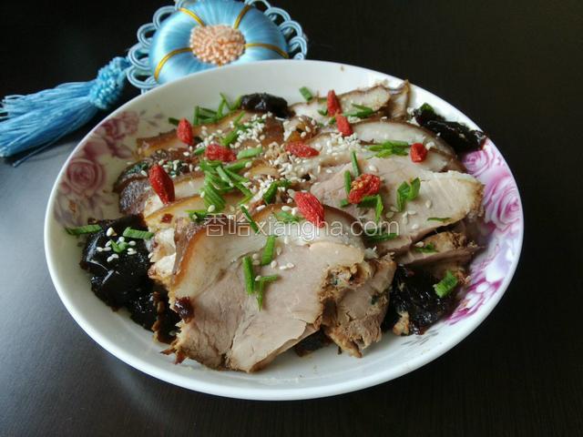 红焖肘花排盘点缀，撒上白芝麻青蒜末，近距离高清图一张！