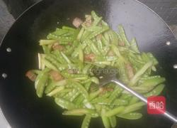 西芹荷兰豆炒腊肉的做法图解5