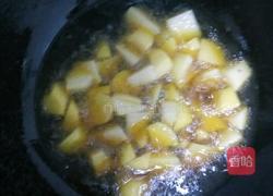 孜然土豆炒脆皮肠的做法图解3