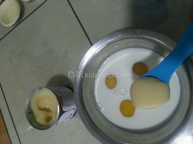 把鸡蛋牛奶炼乳和白糖混合搅匀，这里用的是全蛋液哦！