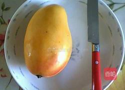 切芒果的做法图解1