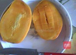 切芒果的做法图解3