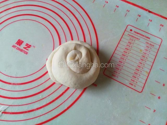 卷好最后收口放饼胚下面，按扁