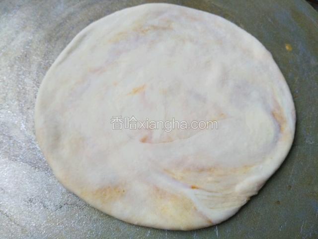 备鏊子，刷少量油在鏊子上，放饼小火烙至。