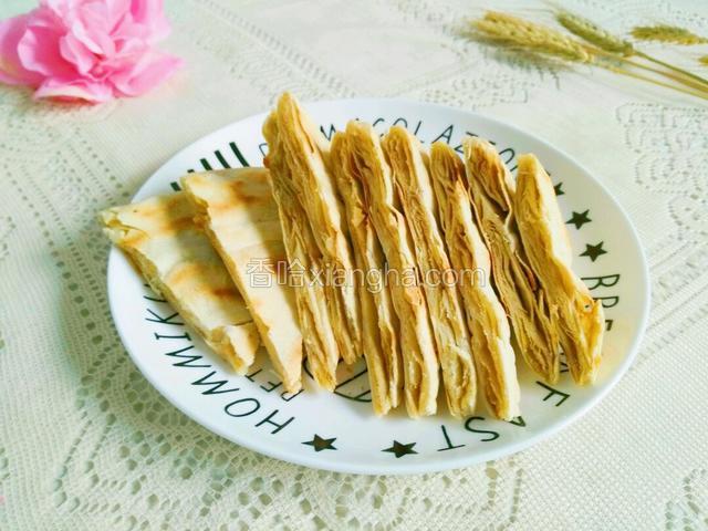 切开薄薄的层次还可以吧，香香的饼开吃。