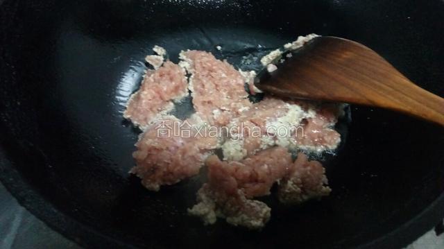 锅中做油将肉馅放入锅中煸炒