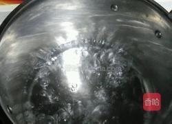 口感爽滑且香醇浓厚的港式奶茶的做法图解2