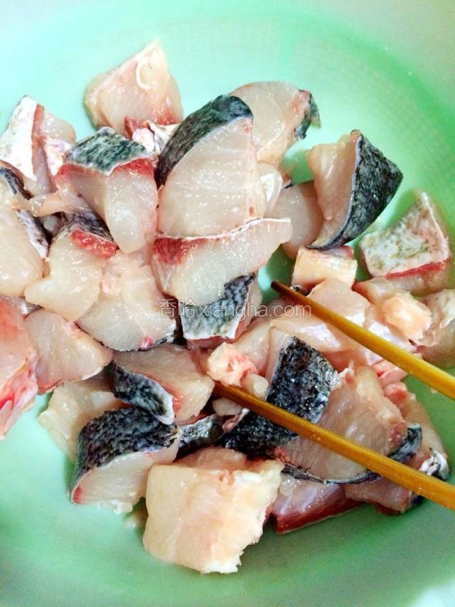 放适量盐后再搅拌均匀腌制2小时左右